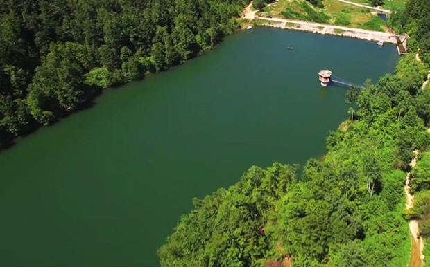 Радови извођени ноћу, језеру не сме да се приђе, сумњива лица се мувала около, на дну се налази нешто опасно : МИСТЕРИЈА прелепог српског језера  (ВИДЕО)